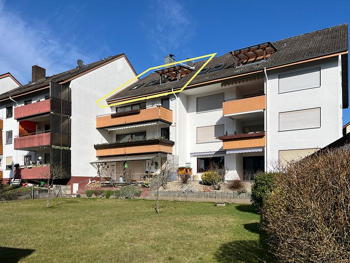 Helle Dachgeschosswohnung mit Loggia und Garage - Haus_Rückansicht und Garte