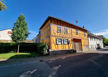 Fachwerkanwesen mit idyllischem Innenhof in Beselich-Schupbach! - Straßenansicht