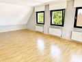 Modernisierte Dachgeschosswohnung
mit Balkon
in gepflegtem Dreifamilienhaus - Wohnen / Kinder / Arbeit