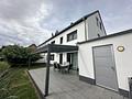 Exklusive Doppelhaushälfte mit Premium-Ausstattung, Doppelgarage und traumhaftem Garten - Gartenansicht