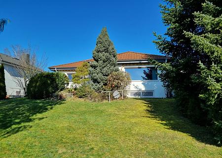 Attraktiver Bungalow in begehrter Wohnlage von Usingen! - Gartenansicht
