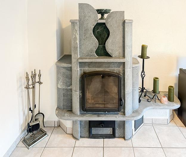 Großzügiges Zweifamilienhaus in traumhafter Südwestausrichtung - vielfältige Nutzungsmöglichkeiten - hochwertiger Specksteinkamin im UG