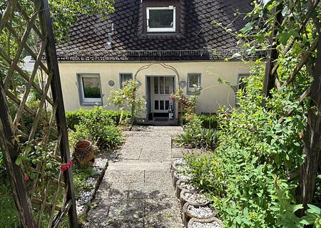 Ihr Eigenheim auf großem Grundstück für Gartenfreunde! - Eingangsbereich von oben