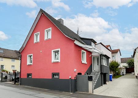 Charmantes EFH mit Wohlfühlatmosphäre - Straßenansicht Hofzufahrt