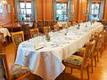 Etablierte Traditionsgastronomie mit Hotelbetrieb, Betreiberwohnung und eigener Produktionsstätte - Festlich gedeckte Tafel