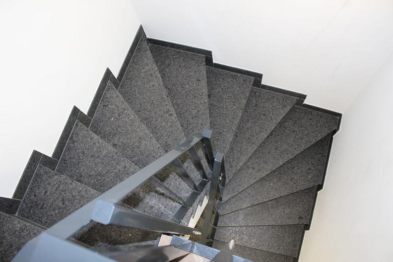 Neuwertiges Einfamilienhaus mit Aufzug und zwei Tiefgaragenstellplätzen in Toplage am Quellenpark - Treppe