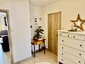 Neuwertiges Familienhaus mit Wohlfühlfaktor – 
Einbauküche, Wärmepumpe, Kachelofen, Klima & Terrasse - Flur im OG