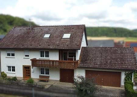 Ein Zuhause! 
Großzügiges Wohnhaus mit zwei Wohnungen, Doppelgarage und Garten in Fleinheim - Außenansicht
