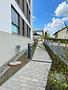 Moderne 4-Zi.-Neubauwohnung mit Balkon (sofort bezugsfertig) - Gepflasteter Gehweg