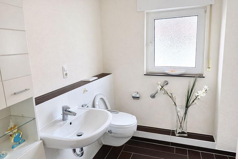 Raum für Leben, Lachen und Erinnerungen
- Schönes Einfamilienhaus mit Garten & Garage - - Tageslichtbad mit...