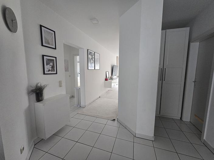 Lichtdurchflutete 3-Zi.-Wohnung mit toller Raumaufteilung.
Plus EBK, Balkon und Stellplatz - Flurbereich