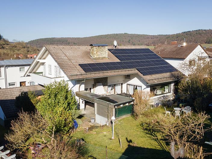 Exklusives Familienparadies mit Panoramablick auf die Burg Breuberg! - Gartenansicht