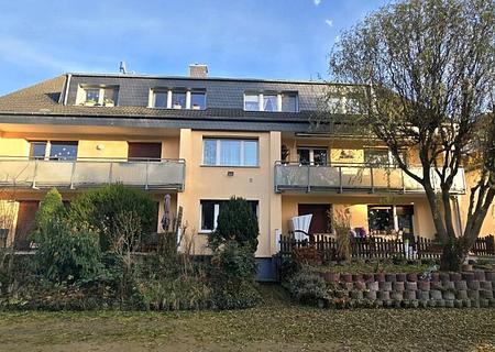 Modernisiertes Mehrfamilienhaus mit 6 Wohnungen & Garagen in Top-Lage Westend/Neu-Isenburg - Hausansicht hinten 