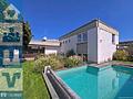 Außergewöhnlicher Split-Level-Bungalow mit Pool und Südwestgarten - Außenansicht des Hauses mit Pool und Gartenfläche