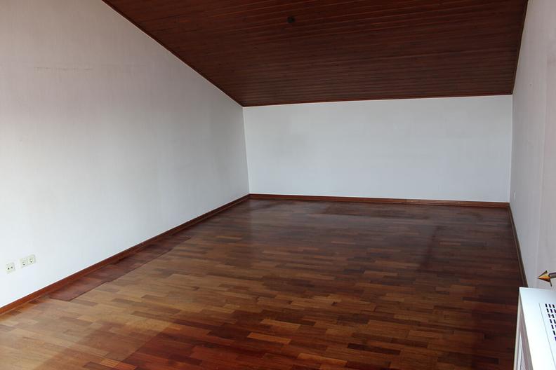 Wunderbare Dachgeschosswohnung mit großer Loggia, großem Hobbyraum und Tiefgaragenstellplatz - Wohnbereich