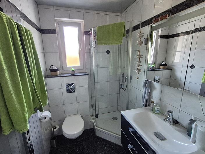 Großzügige Doppelhaushälfte mit zwei Wohneinheiten und viel Potenzial - Tageslichtbad