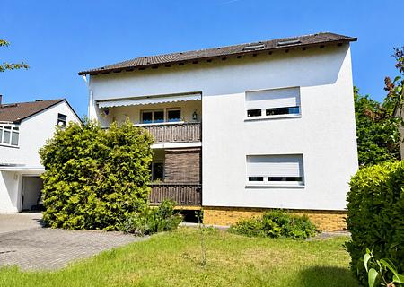 3-Familienhaus mit freier Dachgeschosswohnung, Doppelgarage & Garten - Außenansicht