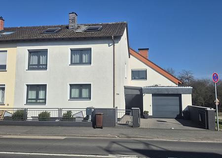 Großzügige Doppelhaushälfte mit zwei Wohneinheiten und viel Potenzial - Außenansicht