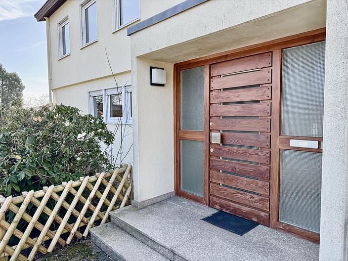 Freistehendes Familienhaus
mit großem Garten in ruhiger Lage - Hauseingang