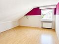 3-Familienhaus mit freier Dachgeschosswohnung, Doppelgarage & Garten - Schlafzimmer im DG