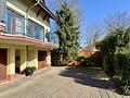 Stilvolles Einfamilienhaus mit Split-Level-Charakter,
Terrasse, Garten & Garage in begehrter Lage - Hof