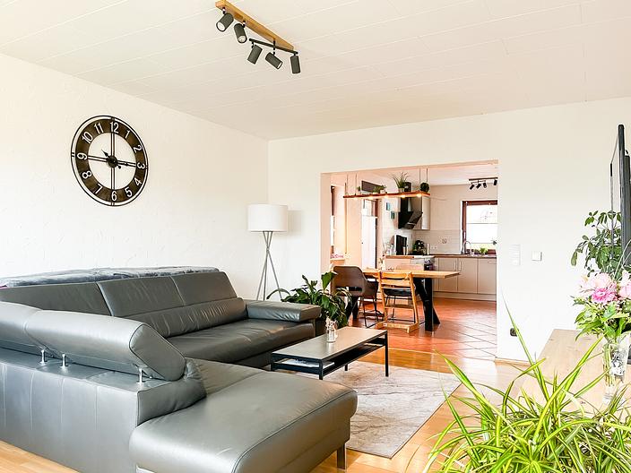 Zweifamilienhaus mit Werkstatt, Garage und Garten mit Weitblick - EG_Wohnzimmer