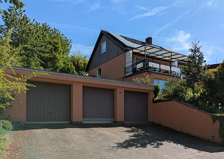 Große ETW mit Garten und Garagen in absolut ruhiger, sonniger Süd-West-Lage nahe Erbach! - Ansicht-SW Titel