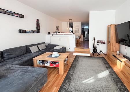 Attraktives RMH mit heller Wohnatmosphäre und guter Raumaufteilung in ruhiger Lage von Groß-Zimmern - Wohnzimmer