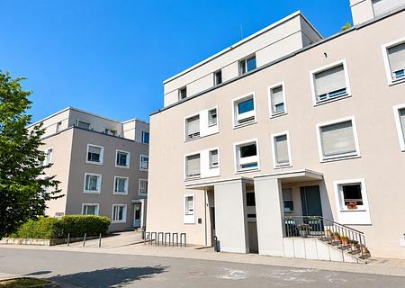 Townhouse-Flair in Oberursel
Stilvolles Zuhause mit EBK, Garten, Terrasse und 
2 TG-Stellplätze - Außenansicht