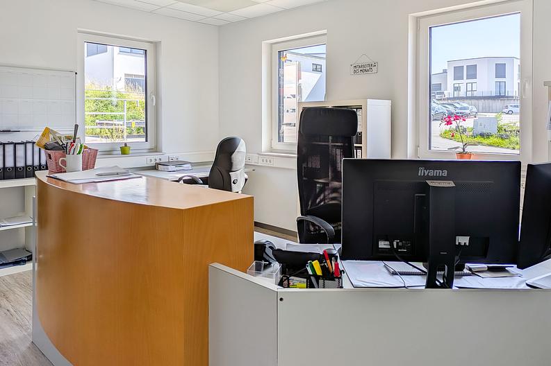 Neuwertiges Gewerbeobjekt – Büro-Gebäude, Lager- & Werk-Halle
in Erbach! - BG-Empfang