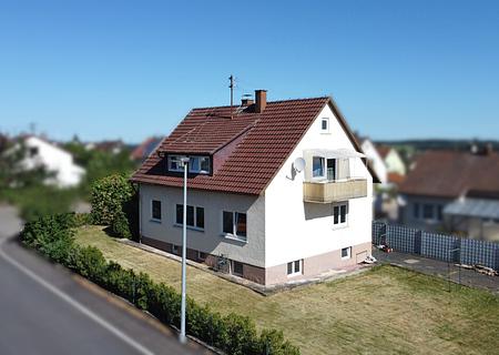 * Ein Haus – viele Möglichkeiten * Zweifamilienhaus mit Charme, Potenzial und großzügigem Garten - Außenansicht