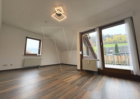 Gepflegte 3-Zimmer-Dachgeschosswohnung mit Stellplatz und Südbalkon