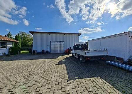 Bürogebäude mit Lagerhalle und Wohneinheit - Halle