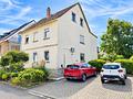 Großzügig wohnen in Bad Homburg - 
viel Platz, schöner Garten & flexible Nutzungsmöglichkeiten - Straßenansicht