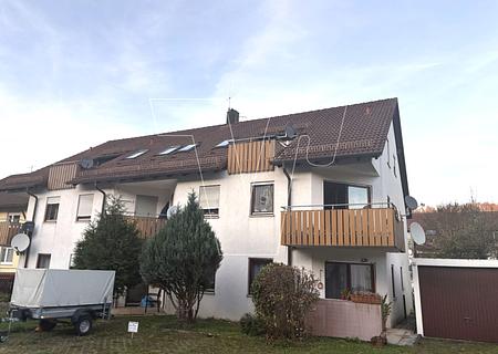Gepflegte 3-Zimmer-Dachgeschosswohnung mit Stellplatz und Südbalkon - Außenansicht