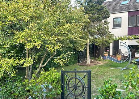 Familienfreundliches Reihenmittelhaus in absolut ruhiger Lage von Neu-Anspach! - Garten mit Hausansicht