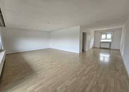 Viel Platz zum Wohlfühlen - helle 3 Zi.-Wohnung mit Balkon und Einbauküche - Wohn-/Essbereich