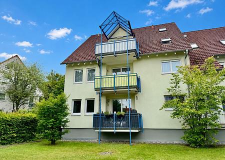 Gepflegte Maisonette-Eigentumswohnung mit 
Einbauküche, Garagenstellplatz, 2 Bäder & Balkon - Außenansicht