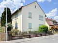 Ein Zuhause mit vielen Möglichkeiten – großzügiges Wohnhaus mit Garten und zwei Garagen - Außenansicht