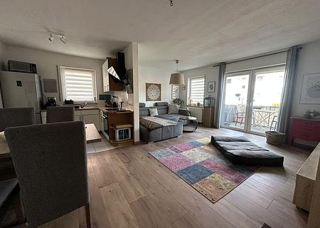 Charmante 3-Zimmer-Wohnung mit Balkon und zwei Stellplätzen in gepflegtem 6-Parteien-Haus - Wohn- und Esszimmer