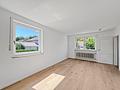 Außergewöhnlicher Split-Level-Bungalow mit Pool und Südwestgarten - Großzügiges Schlafzimmer mit zwei Fenstern
