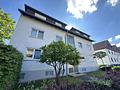 Familienfreundliche 4-Zimmer-Eigentumswohnung mit Terrasse, Gartenanteil, Garage und Keller - Straßenansicht