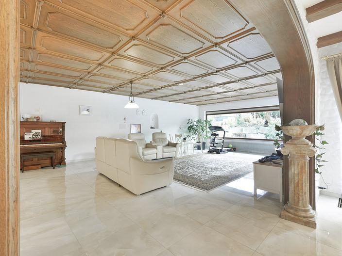 Exklusives Familienparadies mit Panoramablick auf die Burg Breuberg! - Wohnzimmer