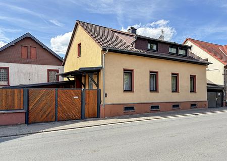 Wohnen mit Perspektive: Zweifamilienhaus mit Garten und zusätzlicher Bauoption in Groß-Umstadt - Seitenansicht li.