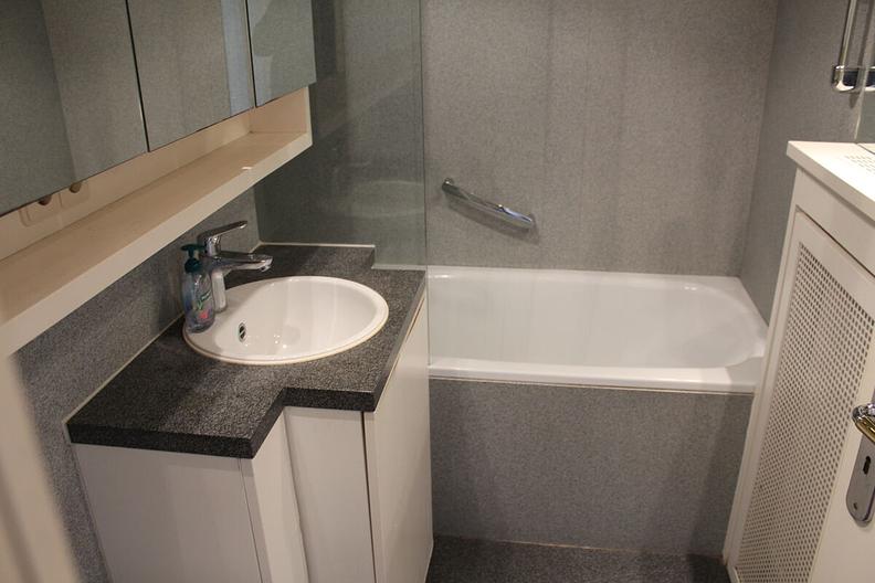 Wunderbare Dachgeschosswohnung mit großer Loggia, großem Hobbyraum und Tiefgaragenstellplatz - Bad mit Wanne