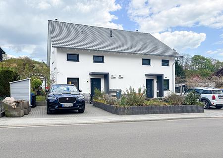 Neuwertiges Zweifamilienhaus in ruhiger Feldrandlage von Dorndiel mit Garten, Kamine und viel Platz! - Frontansicht