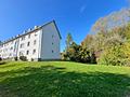 Moderne 5-Zimmer-Wohnung in idyllischer Grünlage – sofort bezugsfrei - Seitenansicht des Mehrfamilienhauses