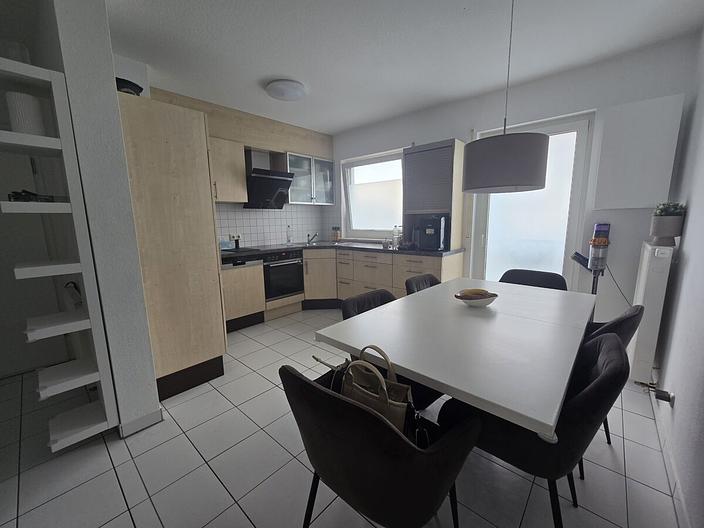 Lichtdurchflutete 3-Zi.-Wohnung mit toller Raumaufteilung.
Plus EBK, Balkon und Stellplatz - Küche