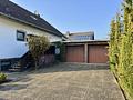Freistehendes Einfamilienhaus
mit Garten, Kamin und Terrasse
- viel Platz für die Familie - - Zwei Garagen