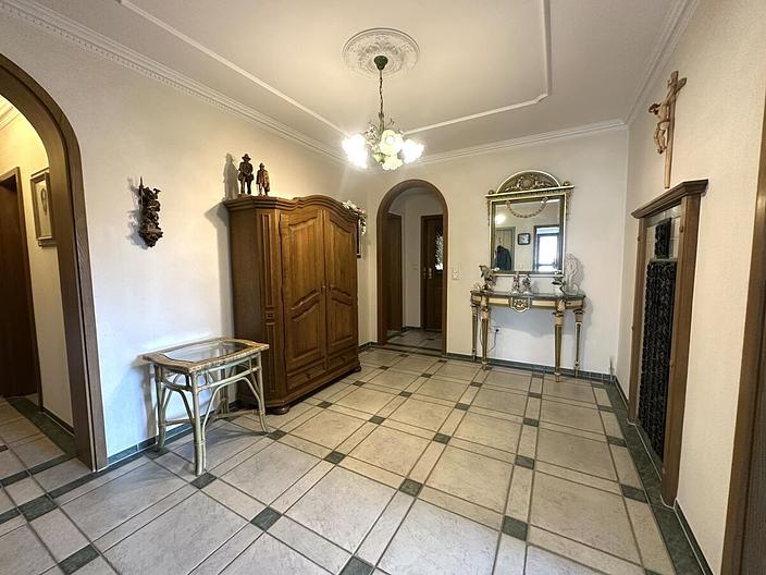 Wohnen inmitten der Natur–Hochwertiges Einfamilienhaus mit großem Grundstück in ruhiger Waldrandlage - Diele